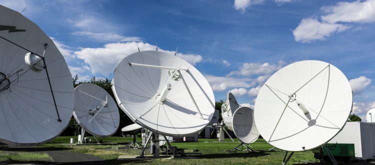 Equipos satelitales con antenas de diversos diámetros